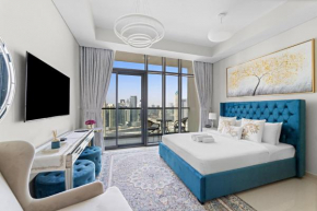 Lush studio with Pool & Dubai Water Canal Views